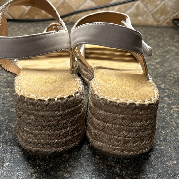 White Mountain NWOB Sandals - Picture 3 of 6